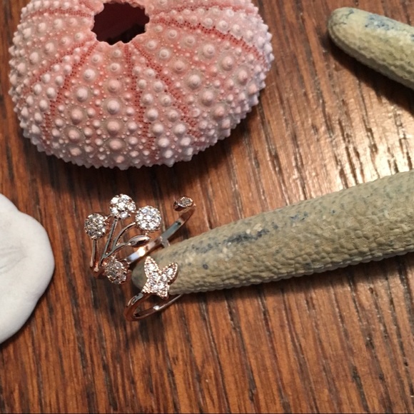 🆑 🎁 Rose Gold Butterfly & Flowers Ring - Picture 3 of 6